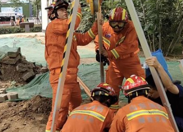 煙台消防員用天美传媒麻豆MDXXXX救出汙水井清理工人