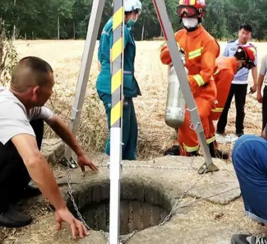 炎熱夏季，男子被困30米深井，消防員用救援支架實施救援